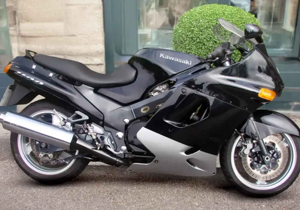 Kawasaki ZZR 1100 - Czy warto kupić? Wersje, jazda, usterki