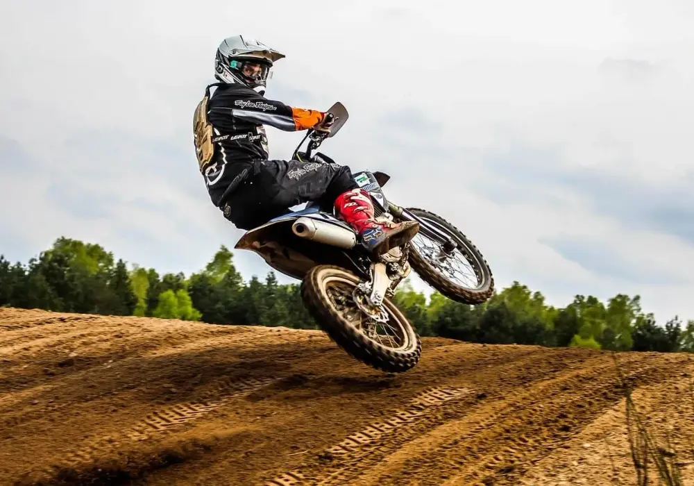 Czym się różni cross od enduro? Kluczowe różnice, które musisz znać