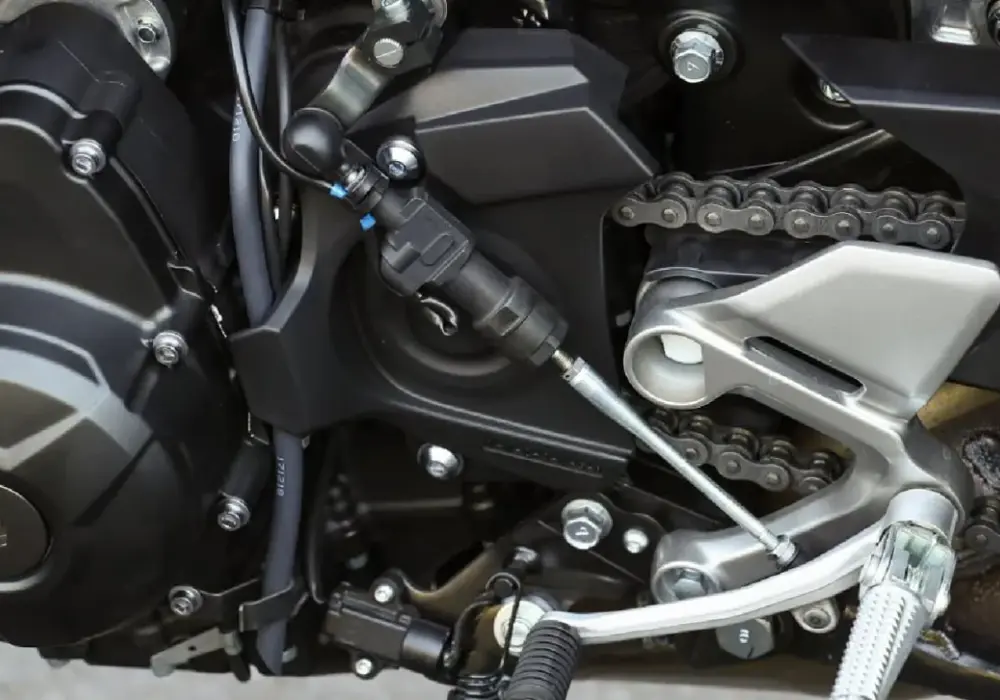 Quickshifter w motocyklu - jak działa i czy warto?