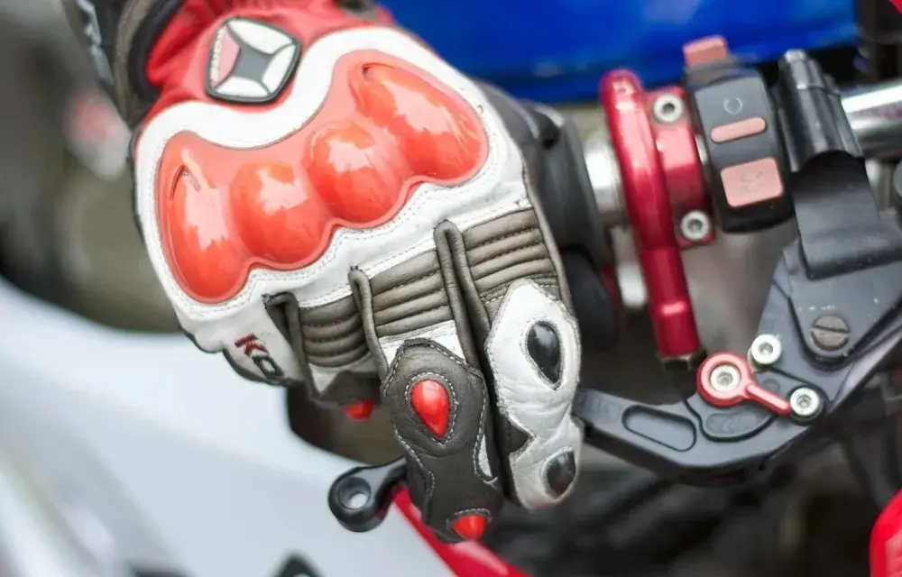 Biegi w motocyklu - Jak zmieniać, unikać błędów i dbać?