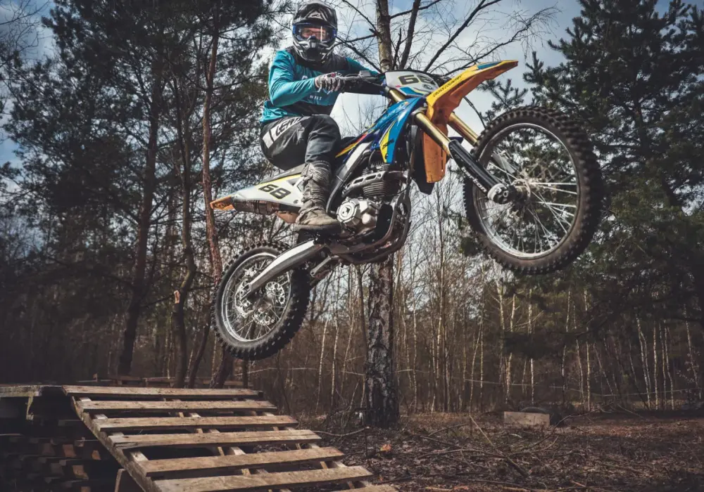 Jakie pierwsze enduro wybrać, aby uniknąć błędów początkującego?