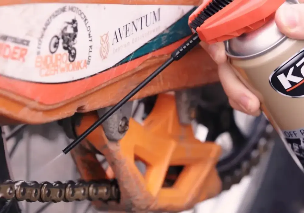 Smarowanie łańcucha motocykla - Co ile? Poradnik