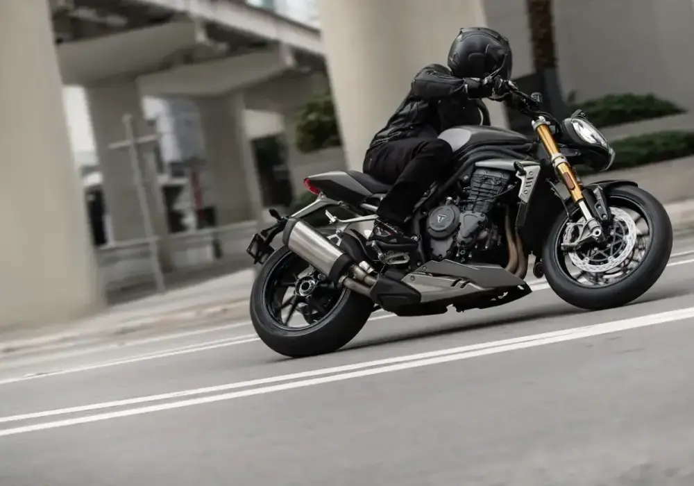 Triumph Speed Triple – czy to naked dla Ciebie? Sprawdź!