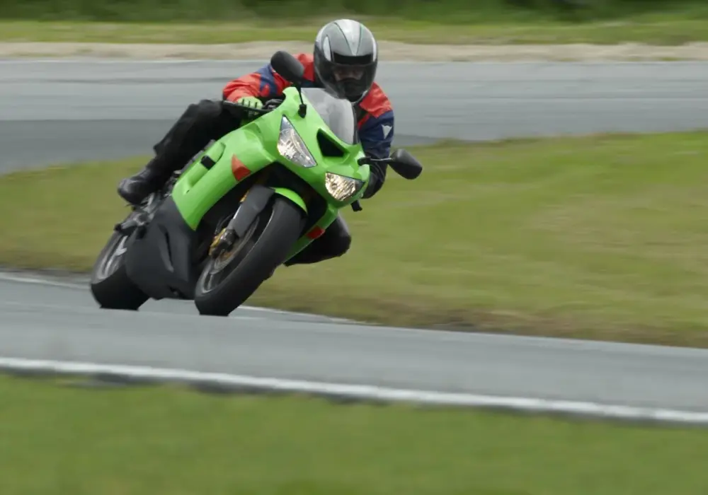 Przeciwskręt motocyklem - Jak skręcać płynnie i bezpiecznie?