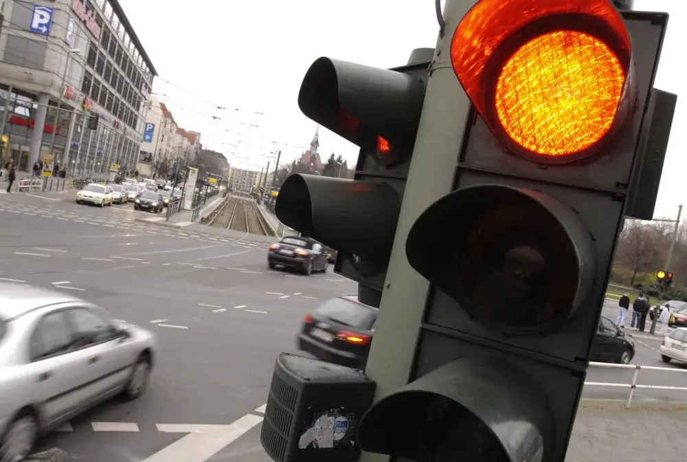 Kamery na czerwonym świetle - Sprawdź, gdzie są i uniknij mandatu