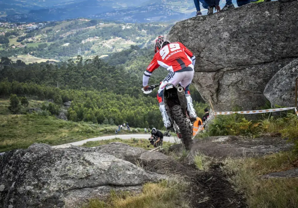 Super Enduro – co to jest i dlaczego warto to znać?