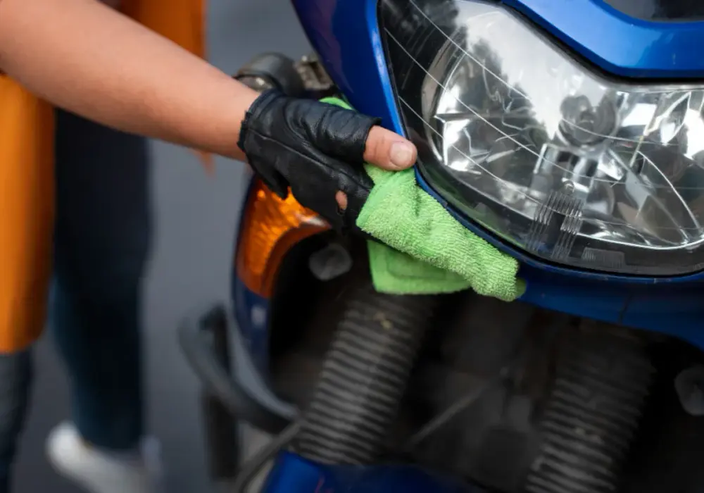 Polerowanie plastiku w motocyklu - Kiedy warto i jak to zrobić?