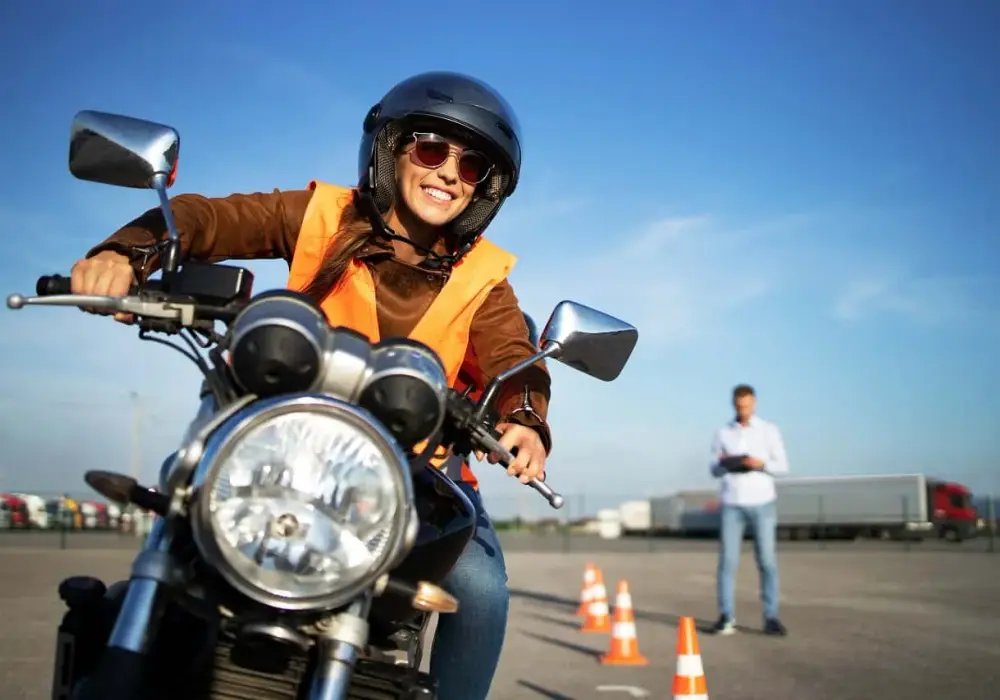 Prawo jazdy na motocykl - przewodnik po kategoriach, kosztach i egzaminie.