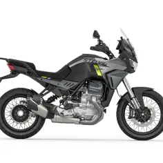 Szary motocykl turystyczny Moto Guzzi Stelvio z żółtymi akcentami, gotowy na przygodę.