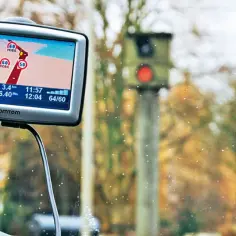 Nawigacja TomTom pokazuje drogę i ostrzega przed fotoradarem. Antyradar w akcji!