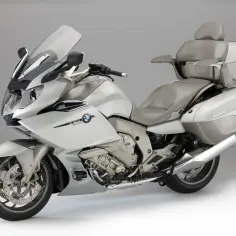 Srebrny motocykl BMW K1600 GTL z wygodnym siedzeniem i kuframi, gotowy na długie podróże.