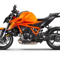 Pomarańczowy KTM 1290 Super Duke z czarnymi akcentami, gotowy do podboju dróg.