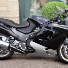Czarny motocykl Kawasaki ZZR 1100 z błyszczącym chromowanym wydechem, gotowy do podróży.