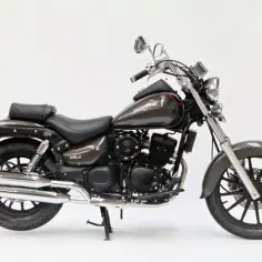 Ciemnoszary Daelim Daystar 125 z chromowanymi wydechami i detalami. Idealny na pierwsze motocyklowe przygody.