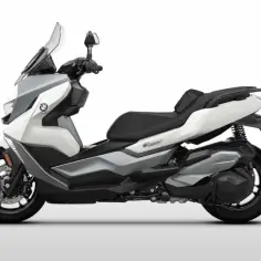 Biały skuter BMW C400GT z czarnym siedzeniem i przyciemnianą szybą, gotowy na miejskie przygody.