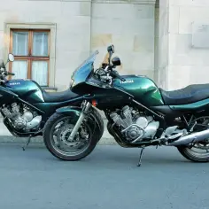 Dwa zielone motocykle Yamaha XJ6 Diversion stoją obok siebie. Idealne do miasta i na trasę, ich yamaha xj6 dane techniczne zachwycają.