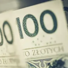 Sto złotych, symbolizujące koszt zakupu motocykla.