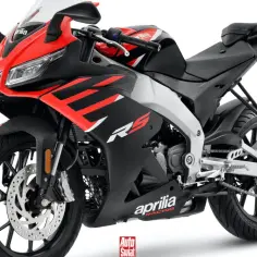 Sportowy motocykl Aprilia RS 125 w czerwono-czarnej kolorystyce. Idealny jako pierwszy motor na kat B.