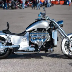 Srebrny motocykl Boss Hoss z potężnym silnikiem V8. Imponująca pojemność silnika V8 gwarantuje niezapomniane wrażenia z jazdy.