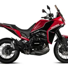 Czerwony motocykl Morini X-Cape, gotowy na przygody. Idealny na długie trasy i nieznane drogi.