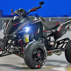 Czarny Yamaha Raptor 700, z czerwonymi akcentami, gotowy do akcji. Ile ma koni? To potężna maszyna!