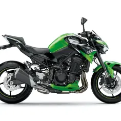 Zielony Kawasaki Z900 z czarnymi akcentami, gotowy do jazdy.