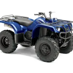 Niebieski quad Yamaha Grizzly 350 z bagażnikami z przodu i z tyłu, gotowy na terenowe przygody.