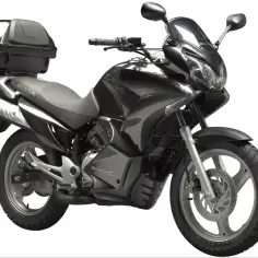 Czarny motocykl Honda z kufrem na bagaż, gotowy na podróż. Idealny na wyprawy, jak Derbi Terra 125.