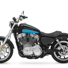 Harley-Davidson Sportster 883 w ciemnozielonym kolorze z błękitnym pasem na zbiorniku. Klasyczny motocykl gotowy na drogę.