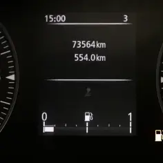 Zegar pokazuje 15:00, licznik 73564 km, a wskaźnik paliwa jest prawie pełny. To idealny moment na rozpoczęcie podróży, licząc każdą motogodzinę.