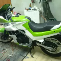 Zielono-biały Kawasaki GPZ 500S, gotowy do jazdy.