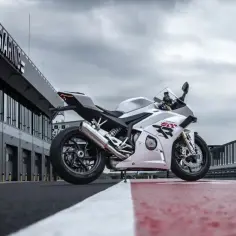 Biały, sportowy motocykl z napisem "500" na owiewce, gotowy do jazdy na torze wyścigowym. To nowoczesne chińskie motocykle.