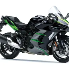 Czarny motocykl Kawasaki H2 Ninja z zielonymi akcentami, gotowy do podboju dróg.