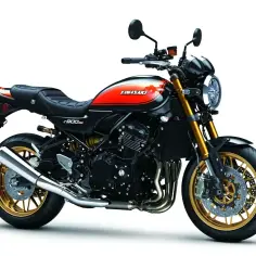 Stylowy motocykl Kawasaki Z900RS w kolorze czarnym z pomarańczowo-żółtymi akcentami i złotymi felgami.