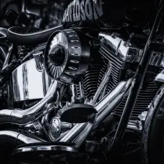 Błyszczący silnik motocykla Harley-Davidson. Zastanawiasz się, jaki olej do lag motocyklowych będzie najlepszy?