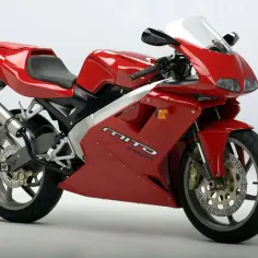 Czerwona Cagiva Mito, znana jako najszybsza 125, z białym akcentem na owiewce i srebrnym wydechem.