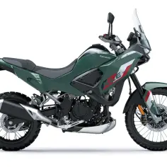 Zielony motocykl Kawasaki KLE gotowy na przygodę.