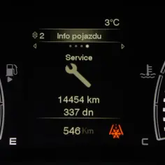 Na desce rozdzielczej świeci się kontrolka "Service" i symbol płatka śniegu. Silnik dwusuwowy wymaga uwagi.
