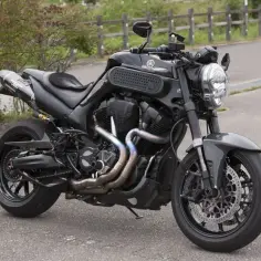 Czarny motocykl Yamaha MT-07 z customowym wydechem. Poznaj jego yamaha mt 07 dane techniczne i poczuj moc!