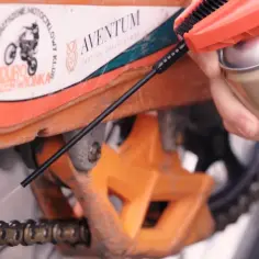 Pielęgnacja łańcucha motocykla: jak często smarować, by zapewnić płynną jazdę. Spray K2 aplikowany na napęd.
