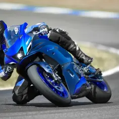 Motocyklista pochyla się na torze na niebieskim motocyklu Yamaha R7. Poznaj jego yamaha r7 dane techniczne.