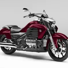 Ciemnoczerwony motocykl Honda Valkyrie 1800 z chromowanymi elementami, potężny i stylowy.