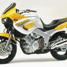 Żółto-srebrny motocykl Yamaha TDM 850 z owiewką i sportowym wydechem.