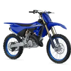 Niebieski motocykl Yamaha YZ 125, gotowy do akcji. Zastanawiasz się, ile koni ma Yamaha YZ 125? Ten model to potęga!