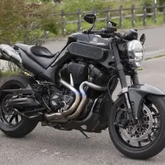 Czarny, potężny motocykl Yamaha MT-01 z charakterystycznym, masywnym silnikiem i wydechem. Gotowy na przygodę!
