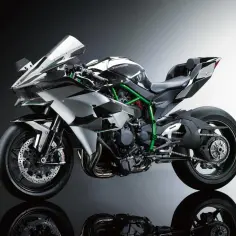 Srebrno-czarny Kawasaki Ninja H2R, znany jako najszybszy motor na świecie, z zieloną ramą i karbonowymi elementami.