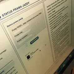 Strona internetowa do sprawdzania statusu prawa jazdy. Wpisz PESEL, imię, nazwisko, by dowiedzieć się, ile się czeka na prawo jazdy.