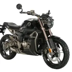 Stylowy, czarny motocykl 125 z brązowymi akcentami, idealny do miejskiej dżungli.