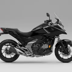 Czarny motocykl Honda NC750X, idealny do miasta i na trasy. Sprawdź honda nc750x dane techniczne.