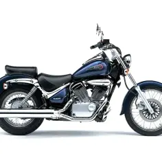 Stylowy, granatowy motocykl Suzuki Intruder z chromowanymi elementami, gotowy na dalekie podróże.